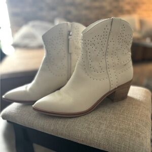 🤠 DOLCE VITA SOLOW OFF WHITE LEATHER SHORT STUDDED WESTERN BOOTS 7.5